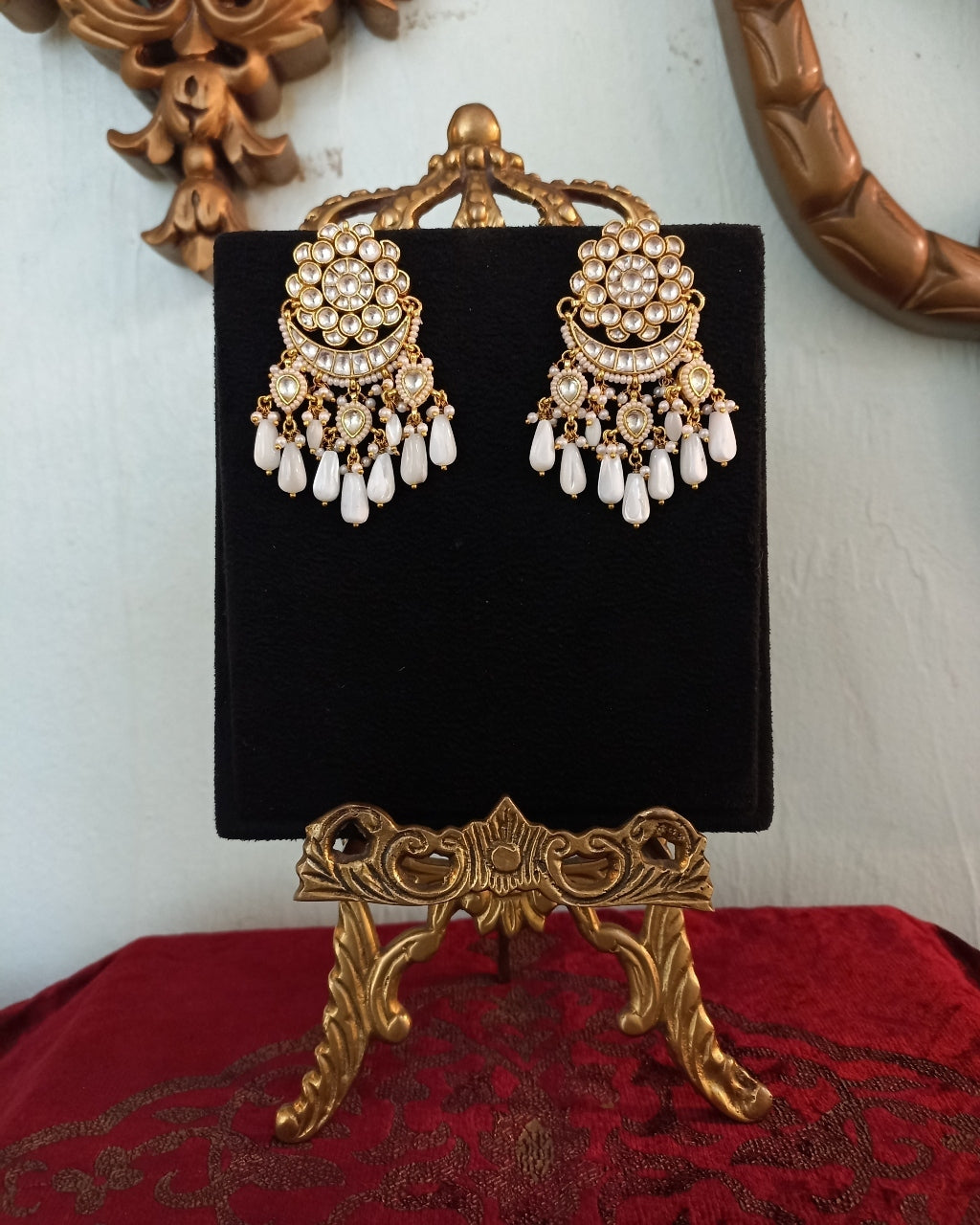 Kundan Earrings With White Pearls