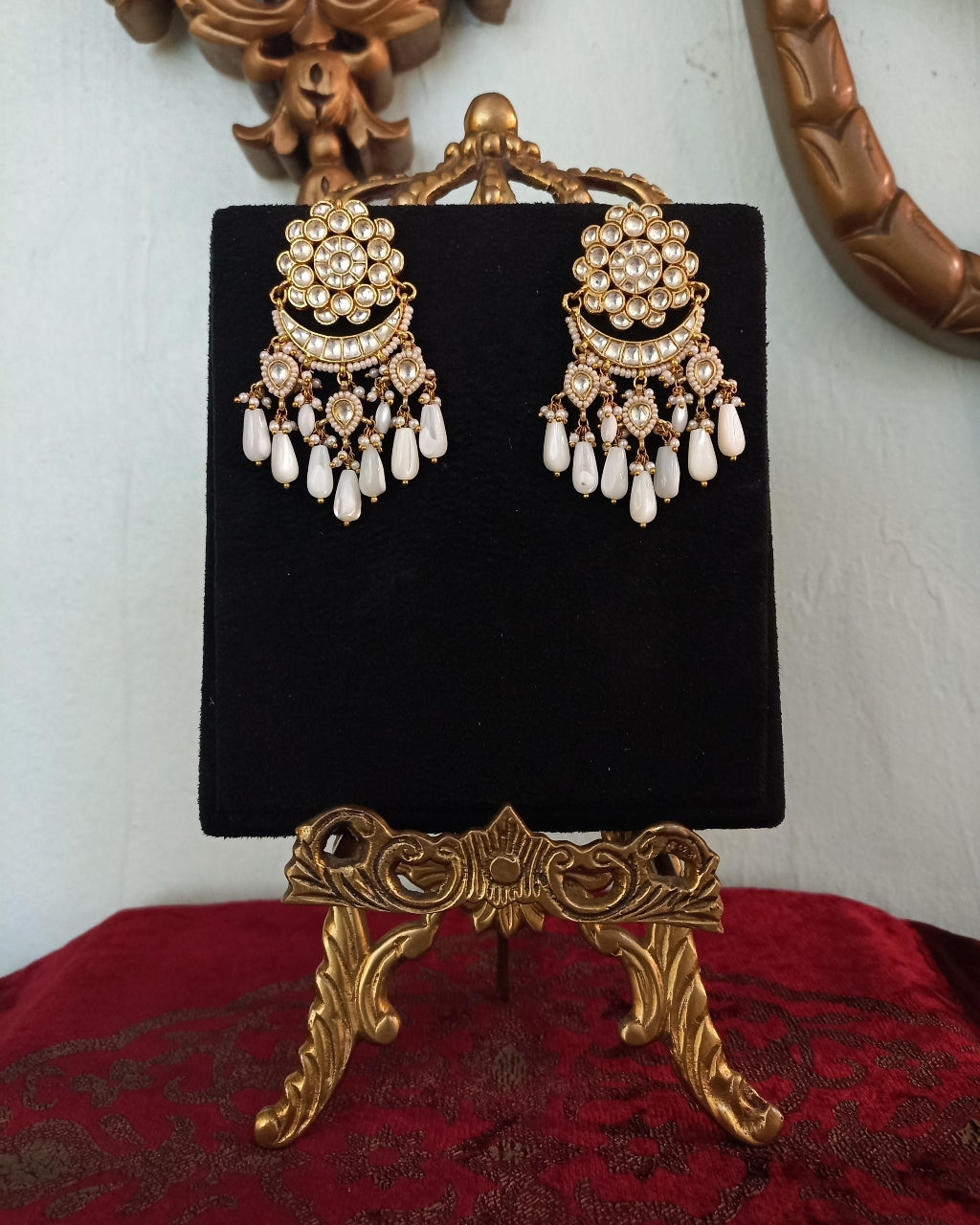 Kundan Earrings With White Pearls