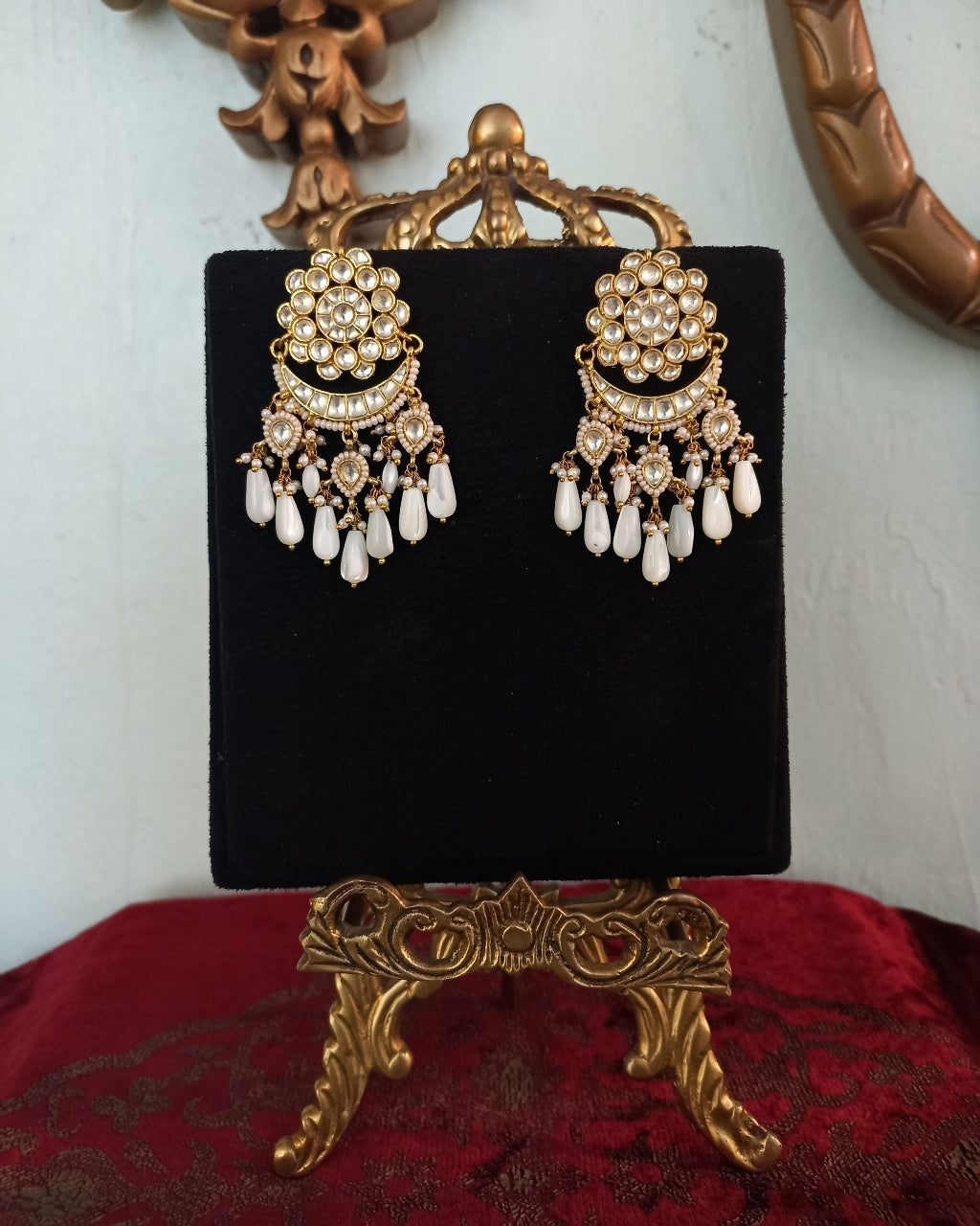 Kundan Earrings With White Pearls