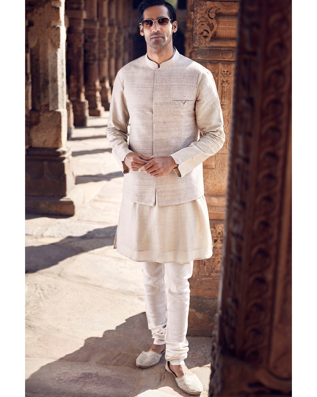 The Iconic Wing Pocket Textured Bundi Jacket With A Saada Kurta Set