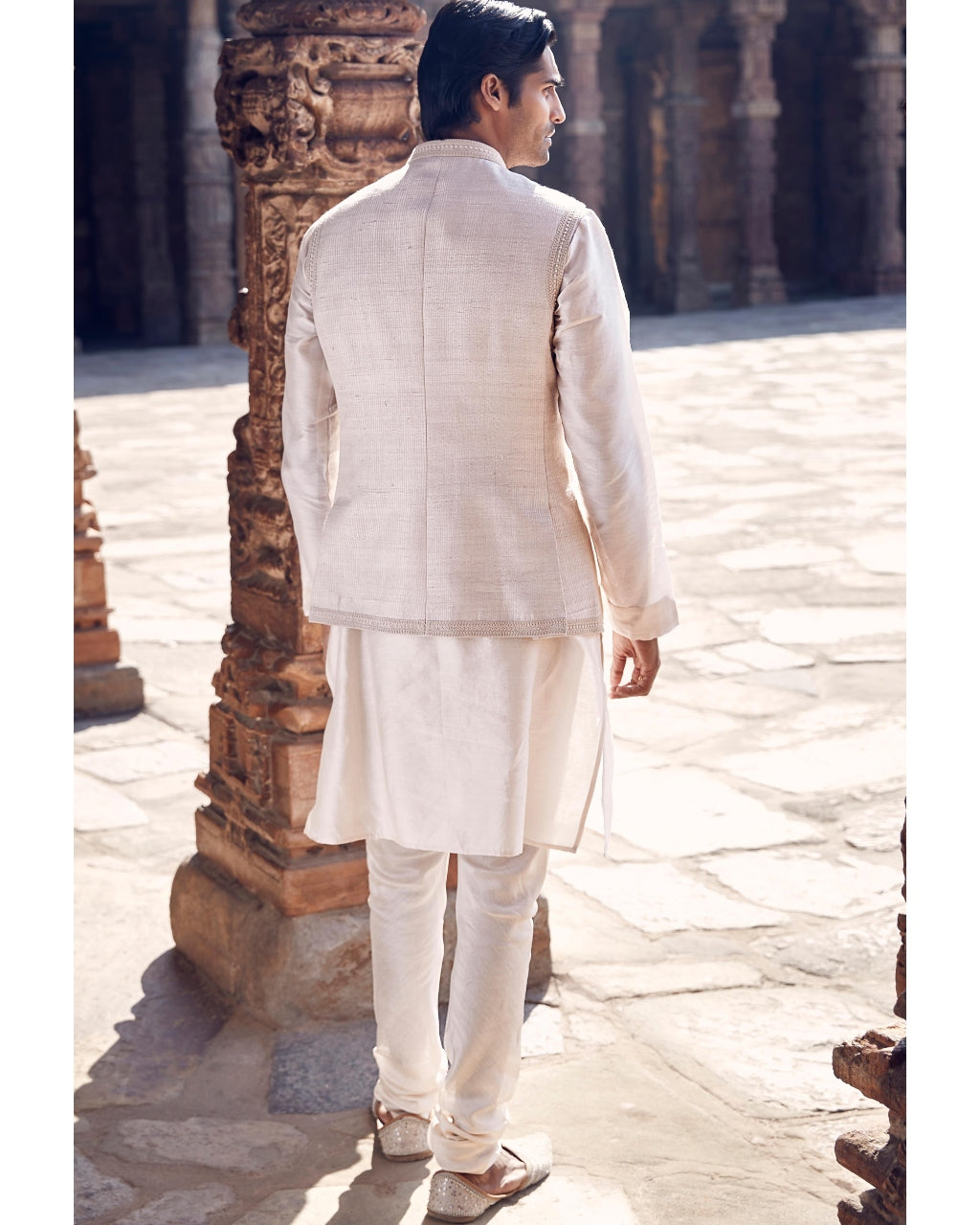 The Iconic Wing Pocket Textured Bundi Jacket With A Saada Kurta Set