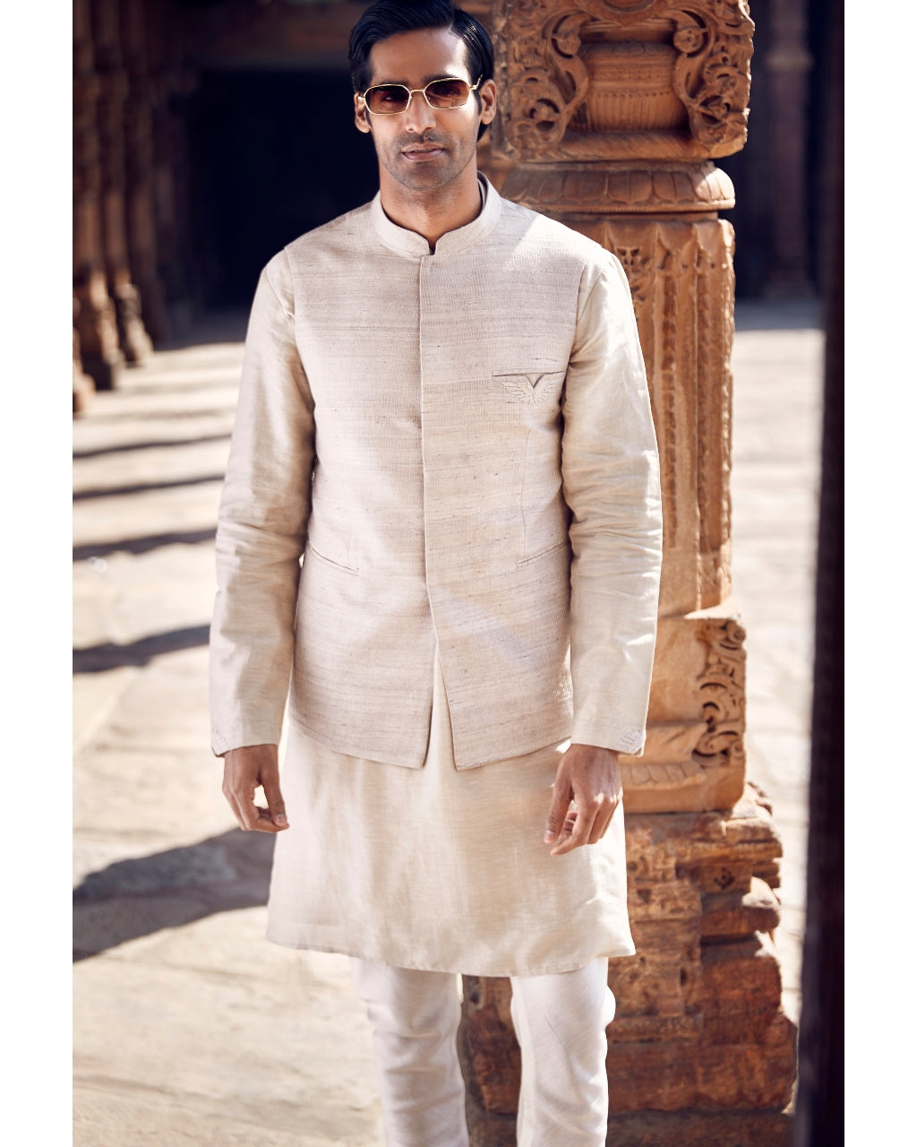 The Iconic Wing Pocket Textured Bundi Jacket With A Saada Kurta Set