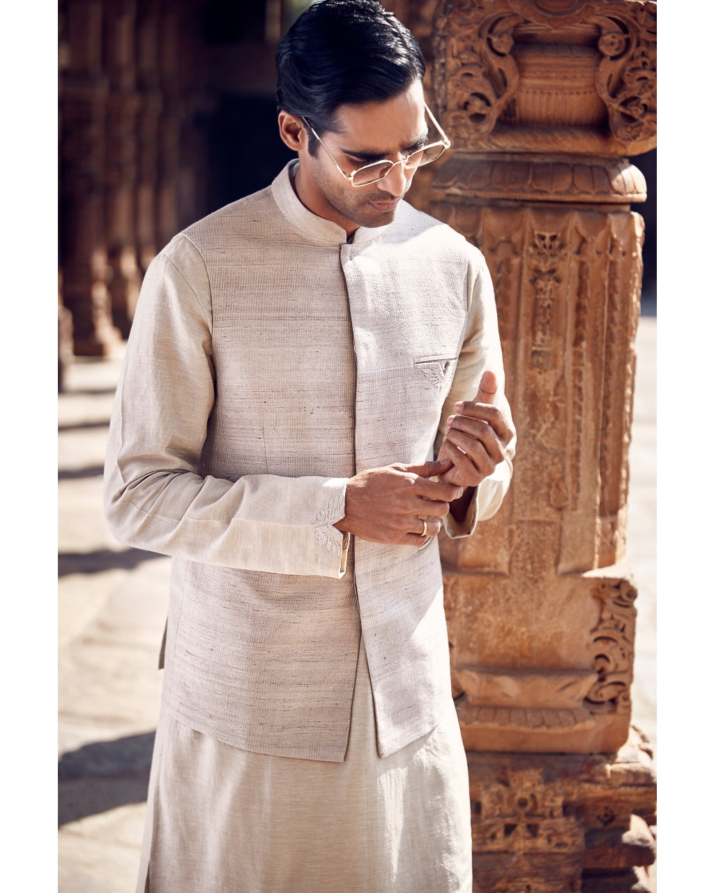 The Iconic Wing Pocket Textured Bundi Jacket With A Saada Kurta Set