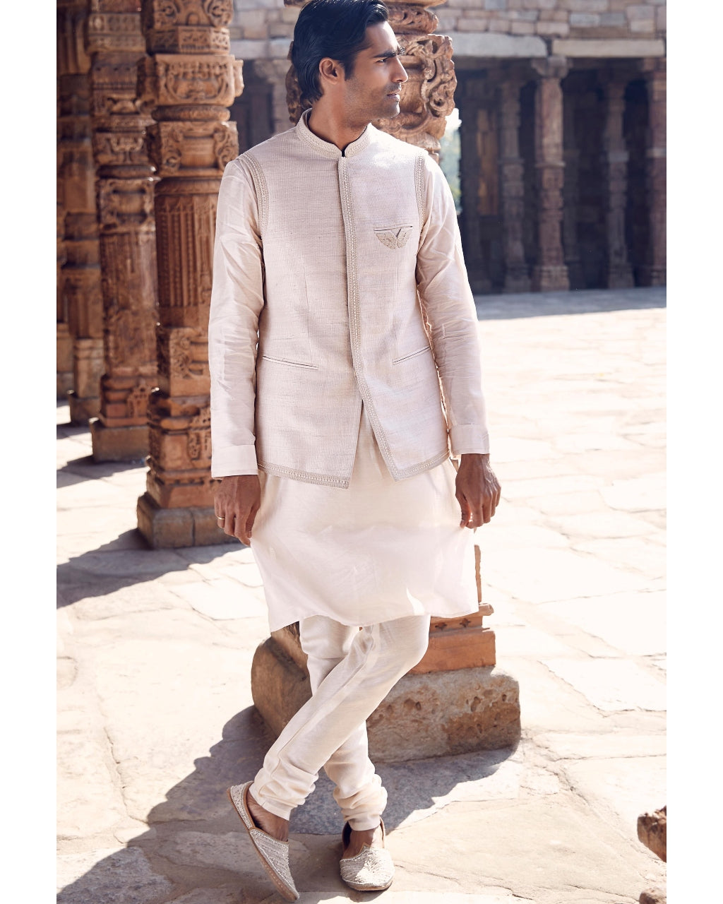 The Iconic Wing Pocket Textured Bundi Jacket With A Saada Kurta Set