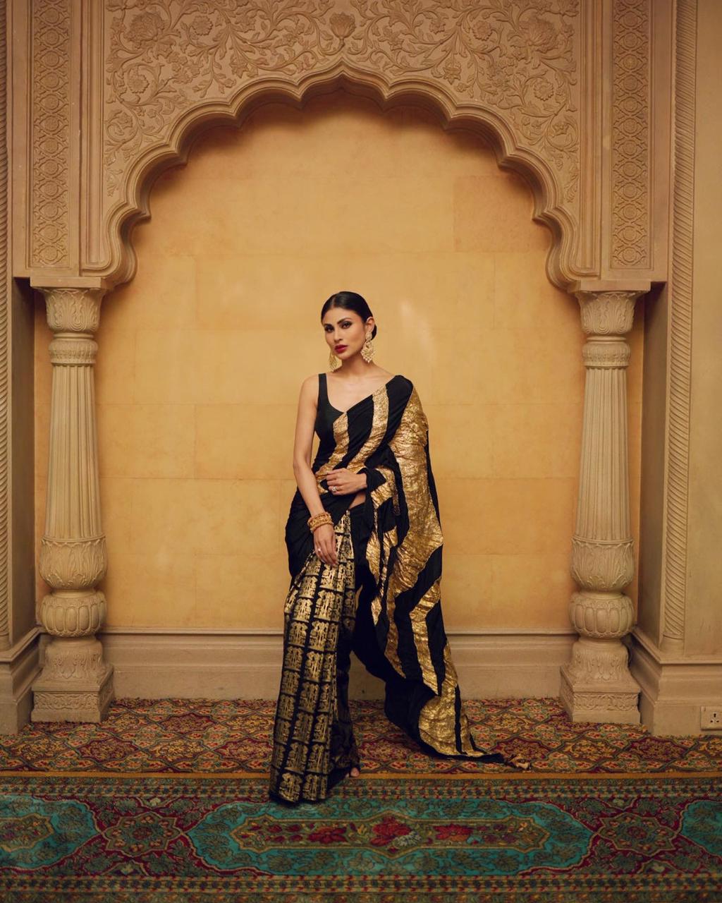 Black Bunch of Birds Crinkle Sari